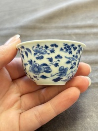 A large collection of 33 Chinese blue, white and Imari-style cups and 43 saucers, 17/19th C.