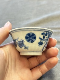 A large collection of 33 Chinese blue, white and Imari-style cups and 43 saucers, 17/19th C.
