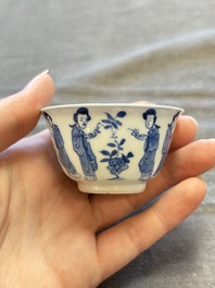 A large collection of 33 Chinese blue, white and Imari-style cups and 43 saucers, 17/19th C.