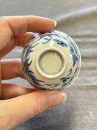 A large collection of 33 Chinese blue, white and Imari-style cups and 43 saucers, 17/19th C.