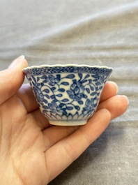 A large collection of 33 Chinese blue, white and Imari-style cups and 43 saucers, 17/19th C.
