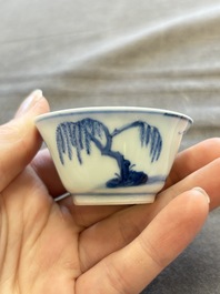 A large collection of 33 Chinese blue, white and Imari-style cups and 43 saucers, 17/19th C.