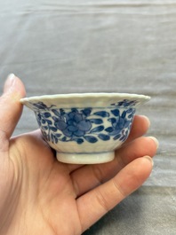 A large collection of 25 sets of Chinese blue, white and Imari-style cups and saucers, Kangxi/Qianlong
