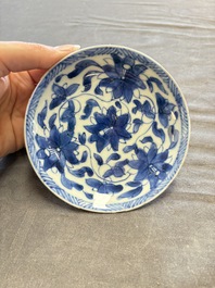 A large collection of 33 Chinese blue, white and Imari-style cups and 43 saucers, 17/19th C.