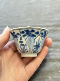 A large collection of 25 sets of Chinese blue, white and Imari-style cups and saucers, Kangxi/Qianlong