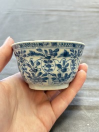 A large collection of 25 sets of Chinese blue, white and Imari-style cups and saucers, Kangxi/Qianlong