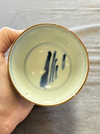 A large collection of 33 Chinese blue, white and Imari-style cups and 43 saucers, 17/19th C.