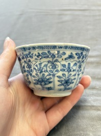 A large collection of 25 sets of Chinese blue, white and Imari-style cups and saucers, Kangxi/Qianlong