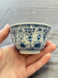 A large collection of 25 sets of Chinese blue, white and Imari-style cups and saucers, Kangxi/Qianlong