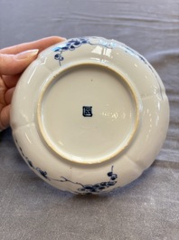 A large collection of 33 Chinese blue, white and Imari-style cups and 43 saucers, 17/19th C.