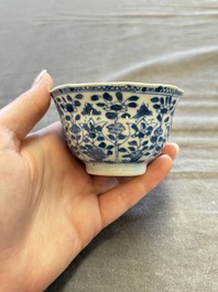 A large collection of 33 Chinese blue, white and Imari-style cups and 43 saucers, 17/19th C.