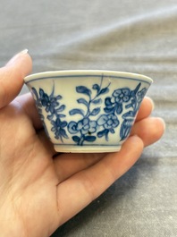 A large collection of 33 Chinese blue, white and Imari-style cups and 43 saucers, 17/19th C.