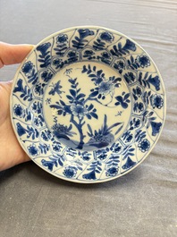 A large collection of 33 Chinese blue, white and Imari-style cups and 43 saucers, 17/19th C.