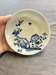 A large collection of 33 Chinese blue, white and Imari-style cups and 43 saucers, 17/19th C.