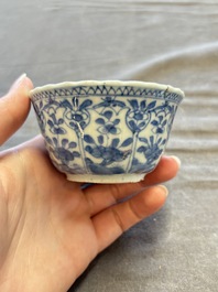 A large collection of 33 Chinese blue, white and Imari-style cups and 43 saucers, 17/19th C.