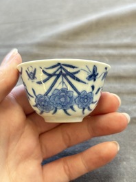 A large collection of 33 Chinese blue, white and Imari-style cups and 43 saucers, 17/19th C.