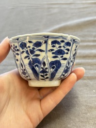 A large collection of 33 Chinese blue, white and Imari-style cups and 43 saucers, 17/19th C.
