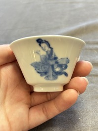 A large collection of 33 Chinese blue, white and Imari-style cups and 43 saucers, 17/19th C.