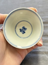 A large collection of 25 sets of Chinese blue, white and Imari-style cups and saucers, Kangxi/Qianlong
