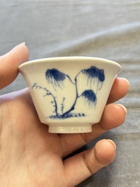 A large collection of 33 Chinese blue, white and Imari-style cups and 43 saucers, 17/19th C.