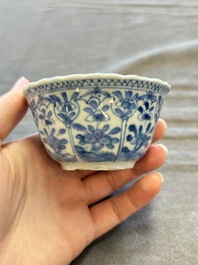 A large collection of 33 Chinese blue, white and Imari-style cups and 43 saucers, 17/19th C.