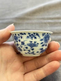 A large collection of 33 Chinese blue, white and Imari-style cups and 43 saucers, 17/19th C.
