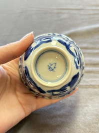 A large collection of 33 Chinese blue, white and Imari-style cups and 43 saucers, 17/19th C.