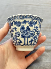 A large collection of 25 sets of Chinese blue, white and Imari-style cups and saucers, Kangxi/Qianlong
