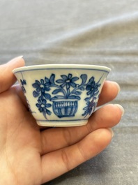 A large collection of 33 Chinese blue, white and Imari-style cups and 43 saucers, 17/19th C.