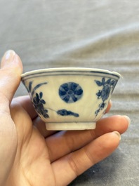 A large collection of 33 Chinese blue, white and Imari-style cups and 43 saucers, 17/19th C.