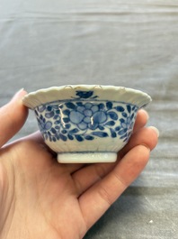 A large collection of 25 sets of Chinese blue, white and Imari-style cups and saucers, Kangxi/Qianlong
