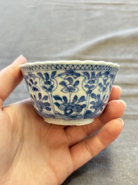 A large collection of 33 Chinese blue, white and Imari-style cups and 43 saucers, 17/19th C.