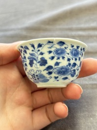A large collection of 33 Chinese blue, white and Imari-style cups and 43 saucers, 17/19th C.