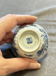 A large collection of 33 Chinese blue, white and Imari-style cups and 43 saucers, 17/19th C.