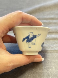 A large collection of 33 Chinese blue, white and Imari-style cups and 43 saucers, 17/19th C.