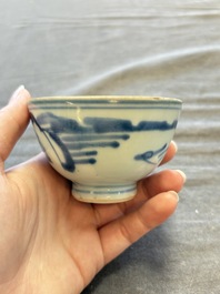 A large collection of 33 Chinese blue, white and Imari-style cups and 43 saucers, 17/19th C.