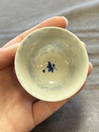 A large collection of 33 Chinese blue, white and Imari-style cups and 43 saucers, 17/19th C.