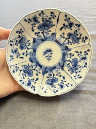 A large collection of 33 Chinese blue, white and Imari-style cups and 43 saucers, 17/19th C.