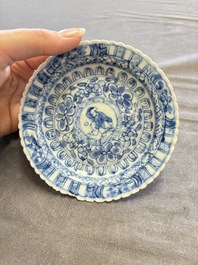 A large collection of 33 Chinese blue, white and Imari-style cups and 43 saucers, 17/19th C.