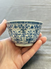 A large collection of 25 sets of Chinese blue, white and Imari-style cups and saucers, Kangxi/Qianlong