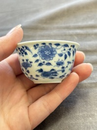 A large collection of 33 Chinese blue, white and Imari-style cups and 43 saucers, 17/19th C.