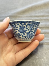 A large collection of 33 Chinese blue, white and Imari-style cups and 43 saucers, 17/19th C.