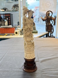 Two pairs of Chinese ivory 'elegant beauty' carvings, 'Da Hai 大海' mark, 19/20th C.