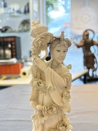 Two pairs of Chinese ivory 'elegant beauty' carvings, 'Da Hai 大海' mark, 19/20th C.