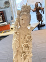 Two pairs of Chinese ivory 'elegant beauty' carvings, 'Da Hai 大海' mark, 19/20th C.