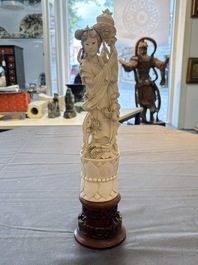 Two pairs of Chinese ivory 'elegant beauty' carvings, 'Da Hai 大海' mark, 19/20th C.