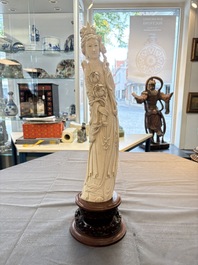 Two pairs of Chinese ivory 'elegant beauty' carvings, 'Da Hai 大海' mark, 19/20th C.