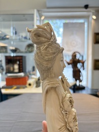 Two pairs of Chinese ivory 'elegant beauty' carvings, 'Da Hai 大海' mark, 19/20th C.