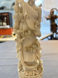 Two pairs of Chinese ivory 'elegant beauty' carvings, 'Da Hai 大海' mark, 19/20th C.