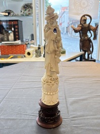 Two pairs of Chinese ivory 'elegant beauty' carvings, 'Da Hai 大海' mark, 19/20th C.